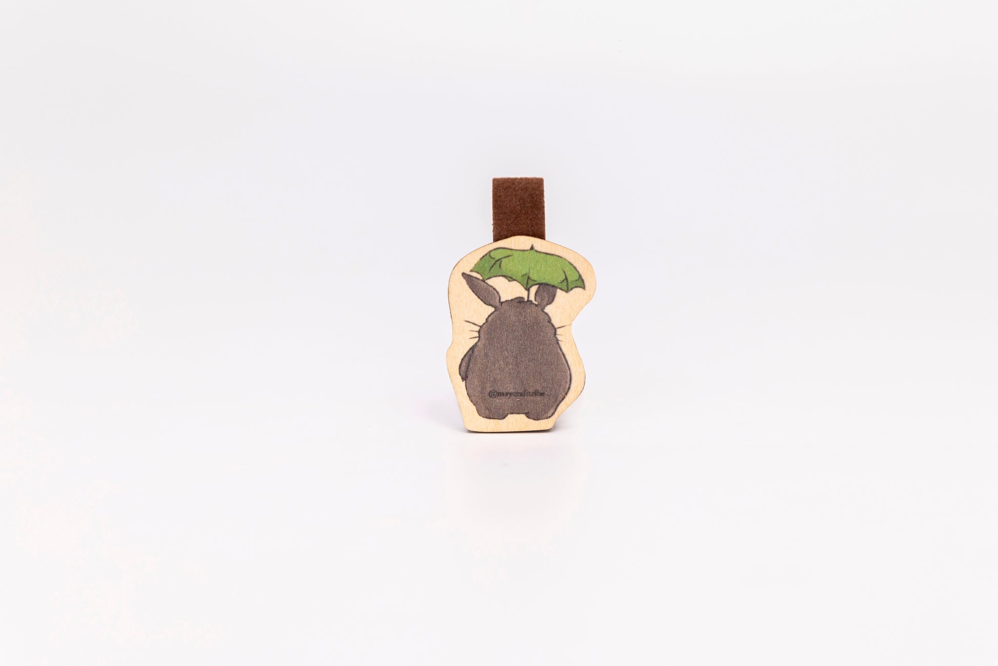 "Cute Totoro wooden magnet bookmark"
"Handcrafted wooden Totoro bookmark with magnet clasp"
"Eco-friendly wooden Totoro bookmark for Studio Ghibli fans"
"Wooden Totoro magnetic bookmark on an open book"
"Handmade Totoro bookmark with light magnet for secure fit"
"Totoro magnetic bookmark for books, planners, and journals"
"Unique Totoro gift for readers and Ghibli enthusiasts"